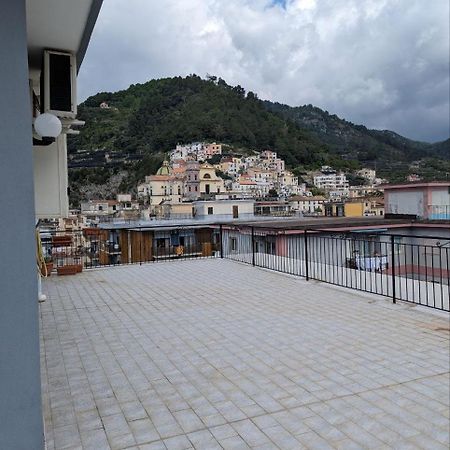 Piccolo Appartamento Con Grande Terrazzo Panoramico Maiori Bagian luar foto