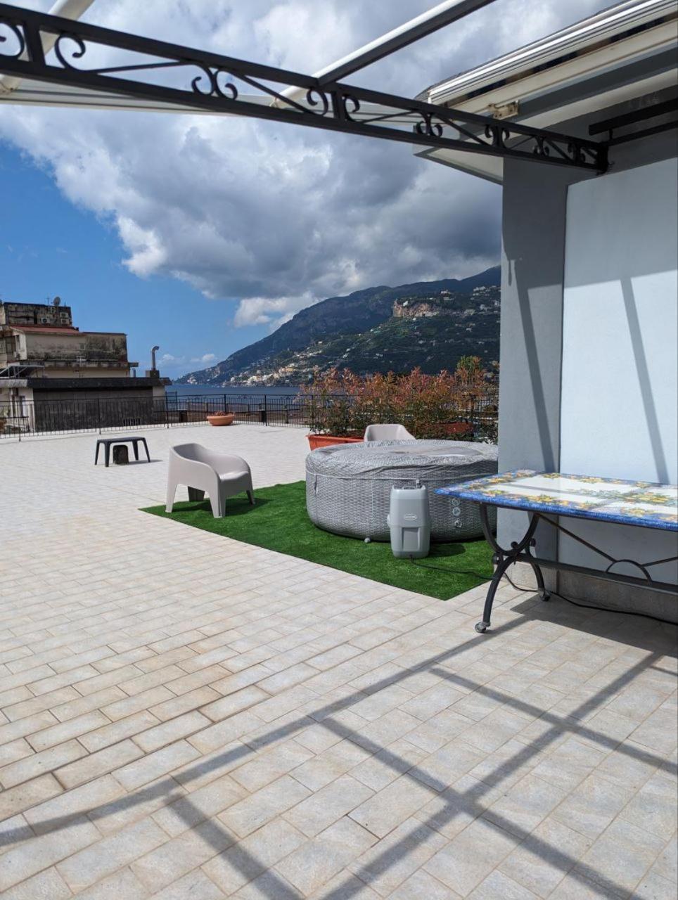 Piccolo Appartamento Con Grande Terrazzo Panoramico Maiori Bagian luar foto